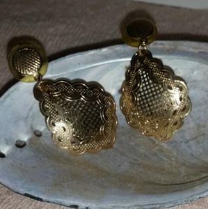 Gold tone filgeree earrings